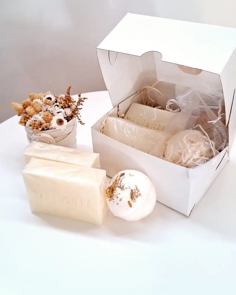 Kit Crisálida: caja con jabones, bomba efervescente y flores secas