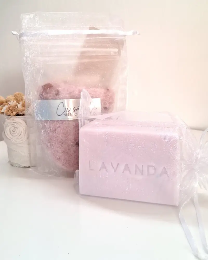 Sales rosadas en sobre de organza junto a un jabón de lavanda