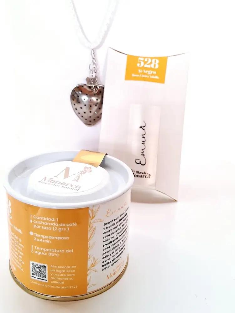 Lata amarilla Emuná 528, té negro con rosas, cacao y vainilla, con sobre y filtro de corazón