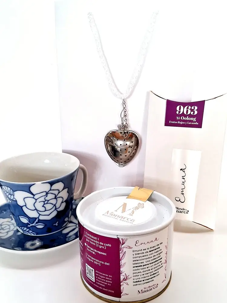 Lata bordó Emuná 963, té oolong, con taza de porcelana azul y filtro de corazón