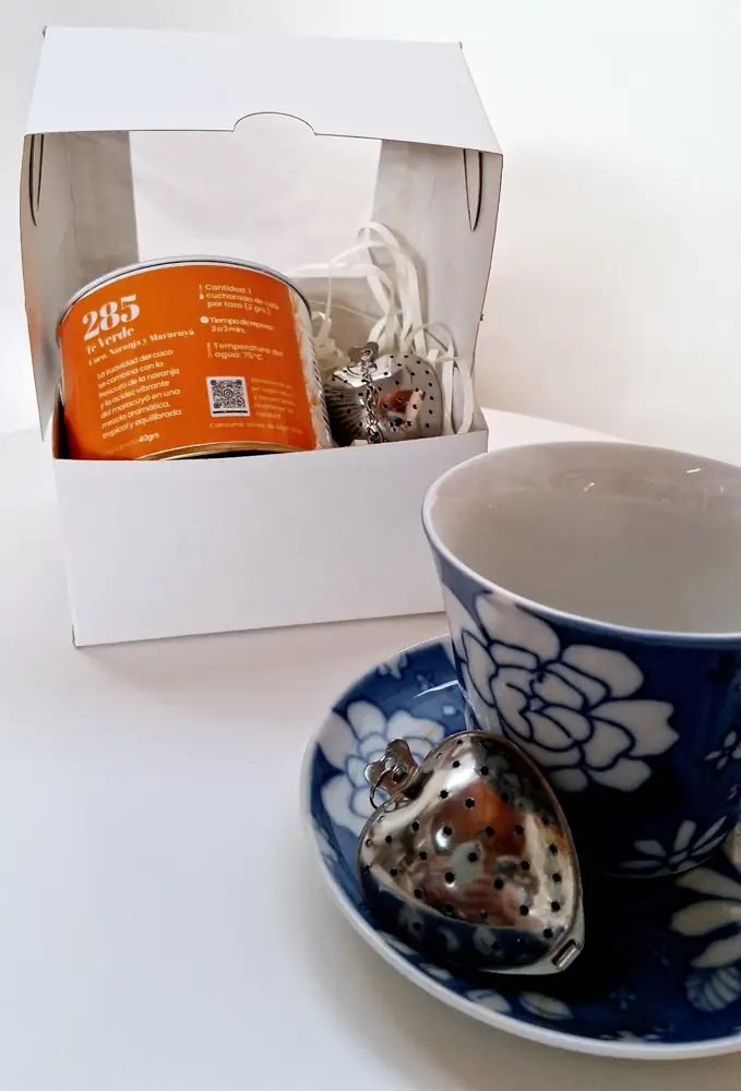 Lata de té Emuná en caja de regalo, con taza y filtro en forma de corazón