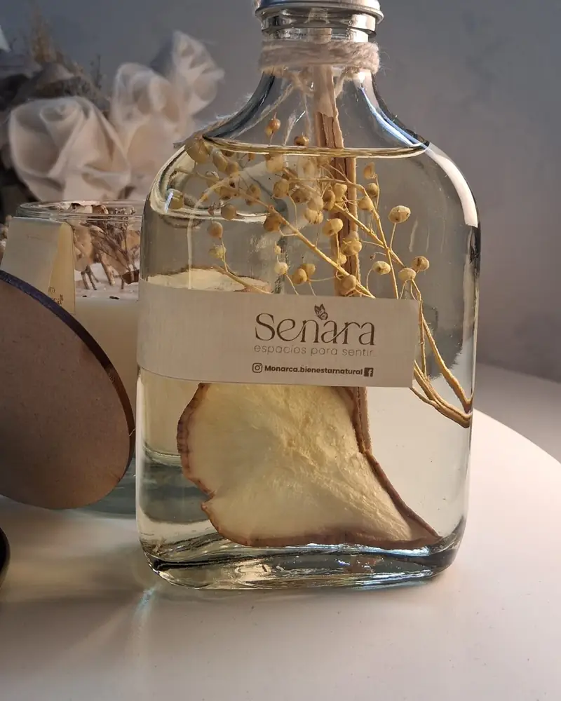 Difusor de varillas Senara con flores secas y pera deshidratada