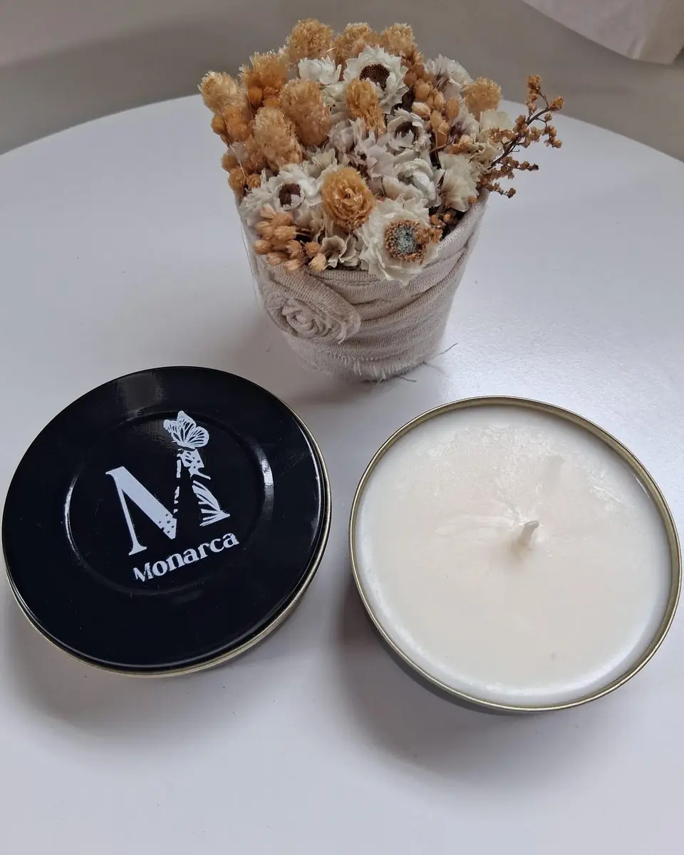 Vela en lata de Senara con tapa negra y ramito de flores secas
