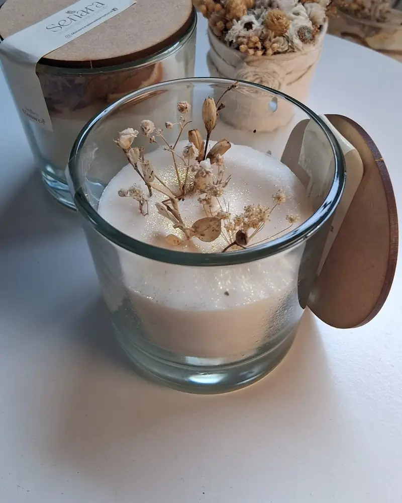 Vela con magia: vela en vaso de vidrio con flores secas y tapa de madera